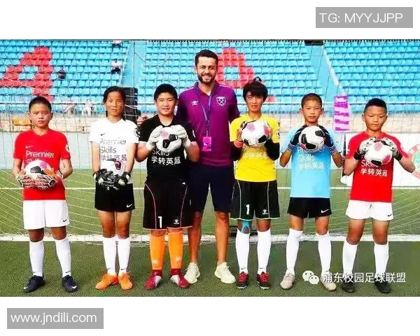 花痴少女追逐足球明星的甜蜜日常与心动瞬间分享 花痴少女追逐足球明星的甜蜜日常与心动瞬间分享