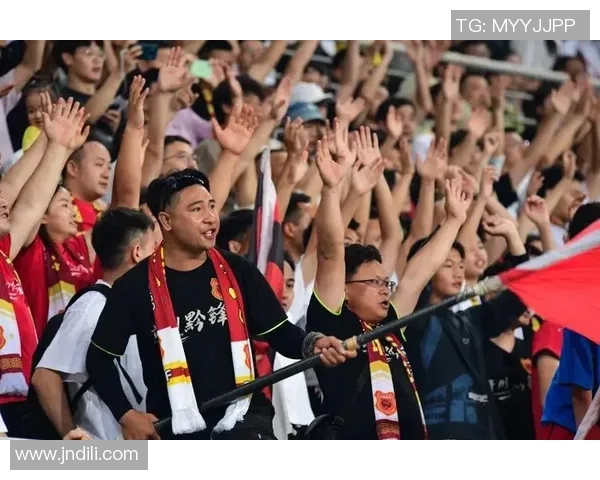 足球明星与球迷亲密合影展现热情互动与无尽回忆的精彩瞬间 足球明星与球迷亲密合影展现热情互动与无尽回忆的精彩瞬间