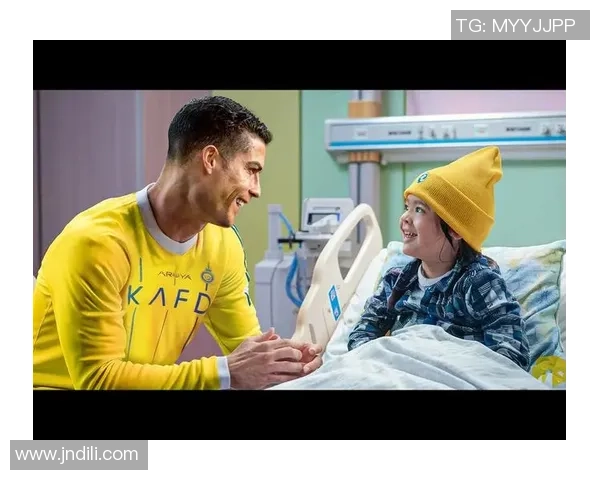 足球明星亲自送手机给粉丝惊喜瞬间引发热议和感动 足球明星亲自送手机给粉丝惊喜瞬间引发热议和感动