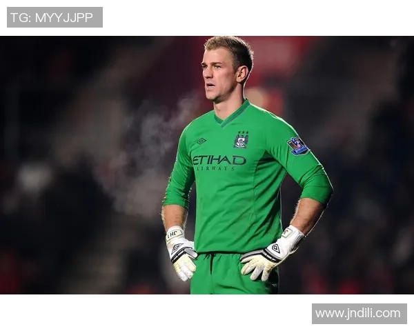 足球明星挑战踢瓶子视频引发热议展现惊人技巧与幽默风采