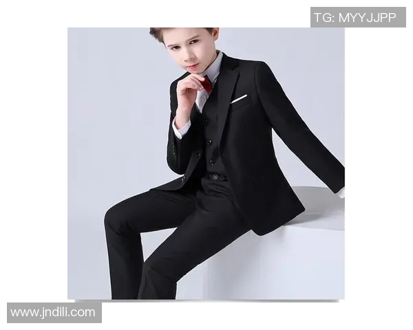 足球明星男孩穿着礼服的时尚瞬间展现青春活力与运动魅力 足球明星男孩穿着礼服的时尚瞬间展现青春活力与运动魅力