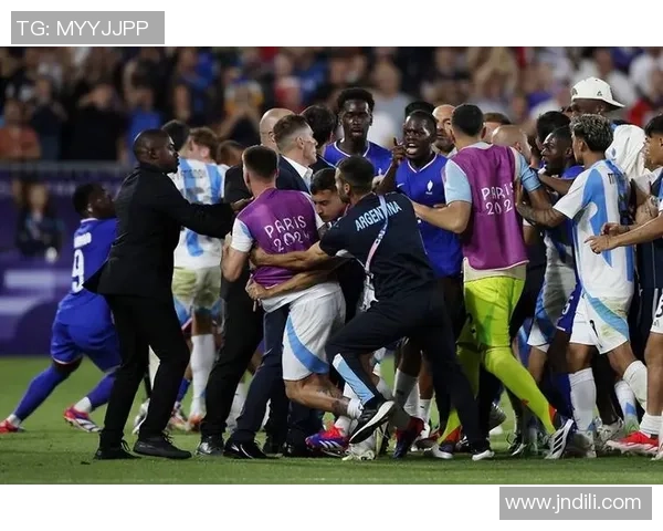 足球明星的孩子在比赛中被绊倒引发关注,父亲赛后紧急出手相助 足球明星的孩子在比赛中被绊倒引发关注,父亲赛后紧急出手相助